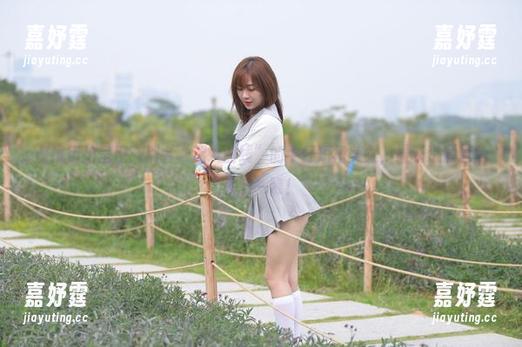魔镜街拍呈现：别名“迷人曲线”的牛仔短裙美女，最新资源赶紧来瞧一瞧！