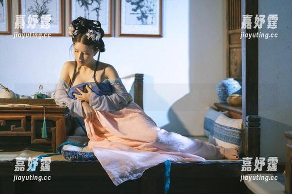 鹿八岁baby不遗余力的自拍套图,各种姿势都有 鹿八岁baby不遗余力的自拍套图,各种姿势都有